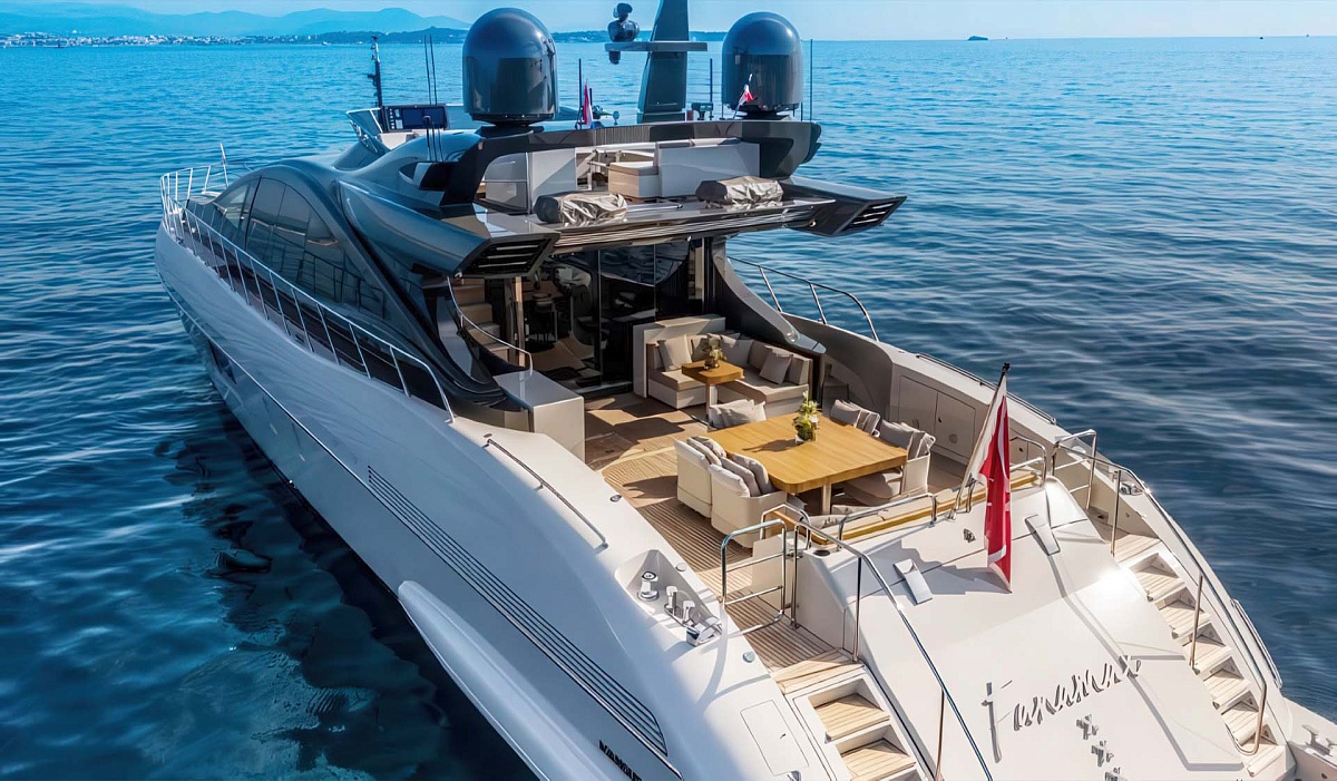 Аренда мега яхты Mangusta 110 Fanamax во Франции